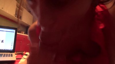 Scola succhia u cazzo di u so fratellu mentre nimu hè in casa